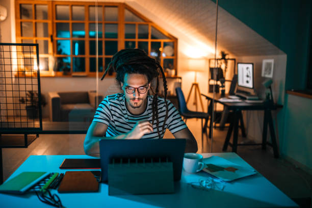 late work in home office - bureau stockfoto's en -beelden